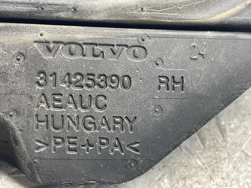 Уплотнитель крыла 31425390 Volvo XC60