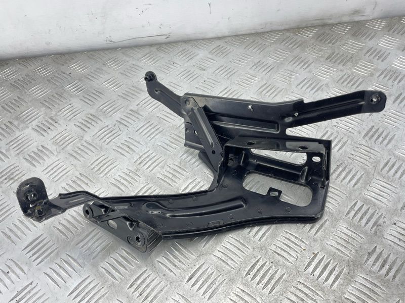 Кріплення крила 4k0821132 Audi A6