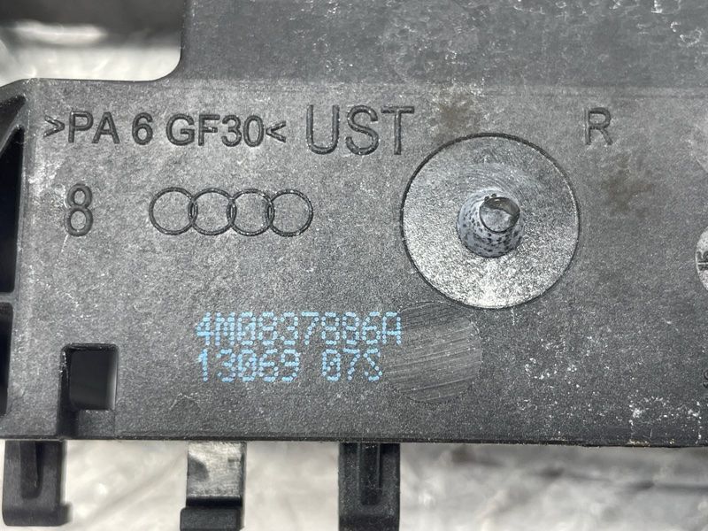 Кронштейн ручки 4M0837886A Audi Q7