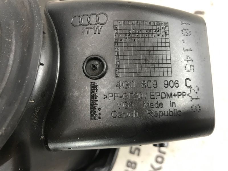 Корпус лючка кришки паливного бака в зборі 4G0809906C Audi A6