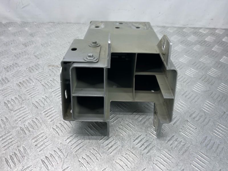 Кронштейн підсилювача бампера 32377071 Volvo XC60