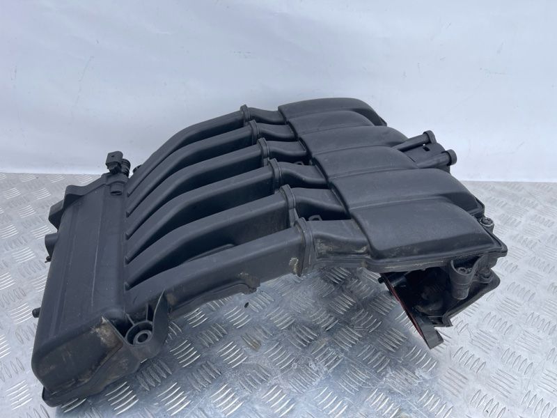 Колектор впускний 03H133201AE Volkswagen Touareg