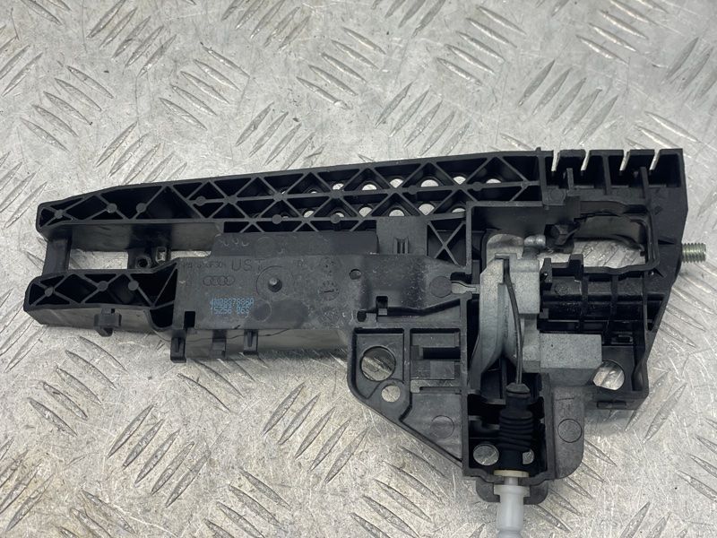 Кронштейн ручки 4M0837886A Audi Q7