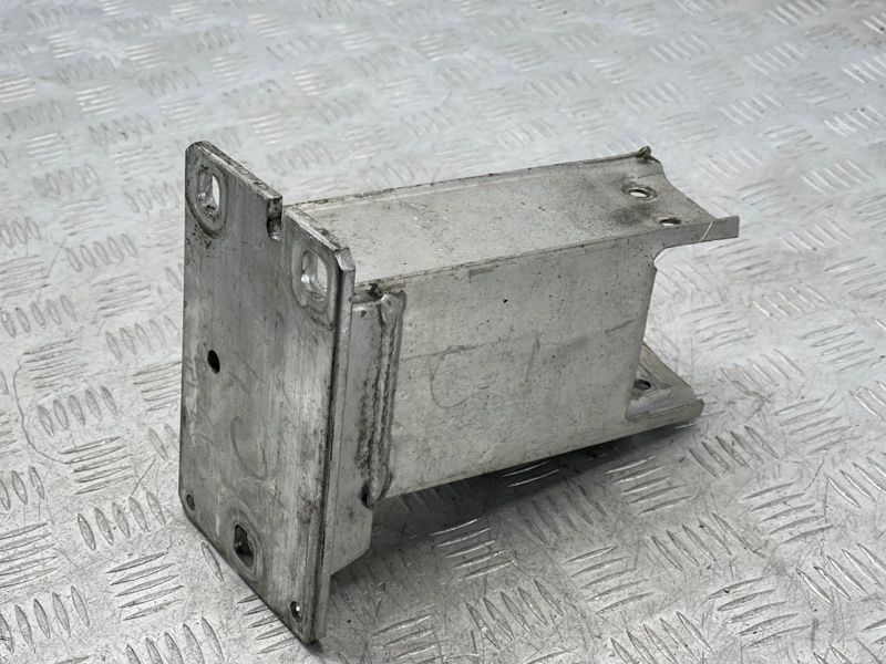Кронштейн підсилювача бампера 8K0807133D Audi S4