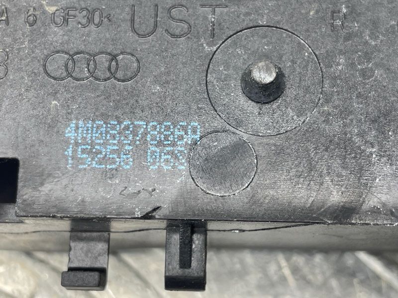 Кронштейн ручки 4M0837886A Audi Q7