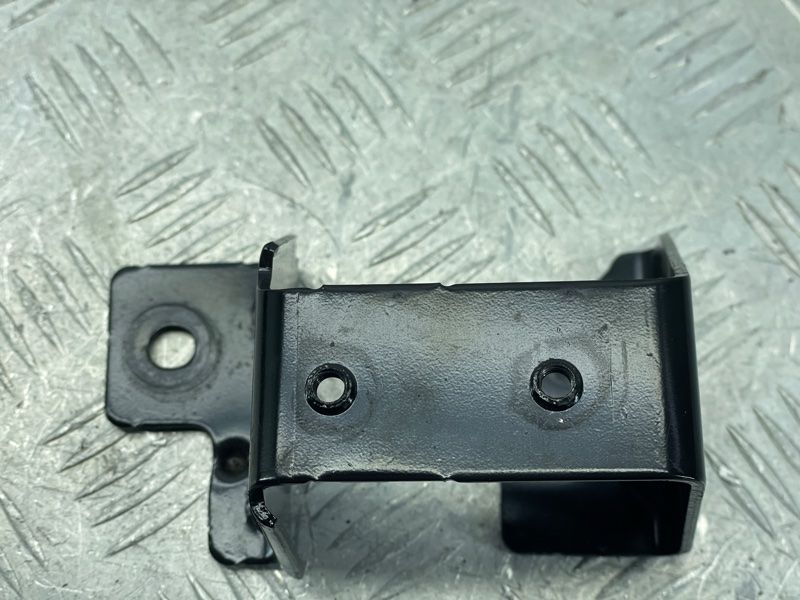 Кронштейн 8R0813383H Audi Q5