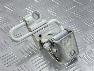 Петля дверей Audi Q7