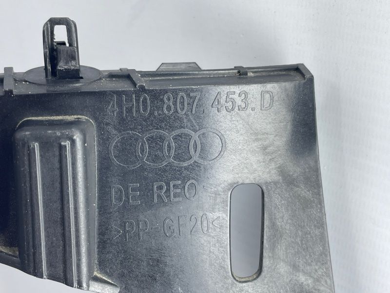 Направляющая заднего бампера Audi A8
