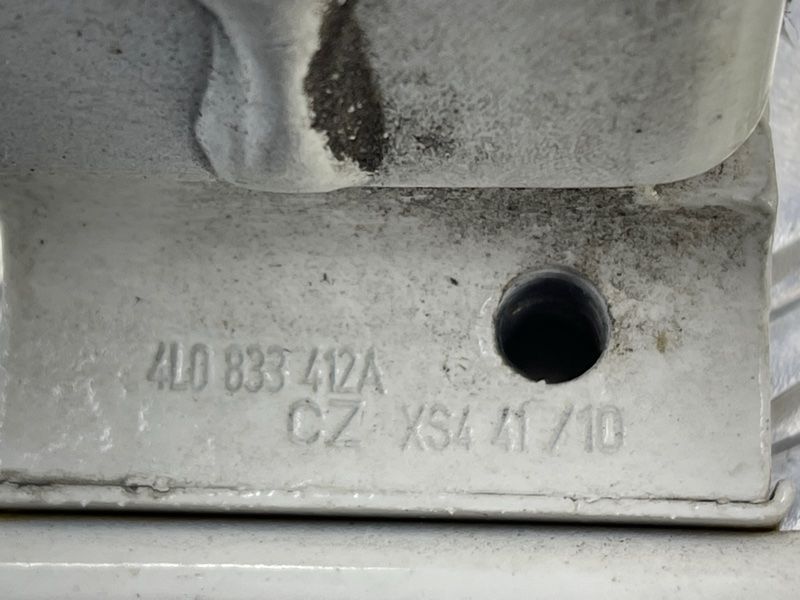 Петля дверей Audi Q7
