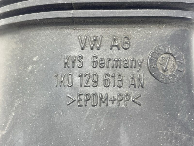 Патрубок повітряного фільтра 1K0129618AN Volkswagen CC