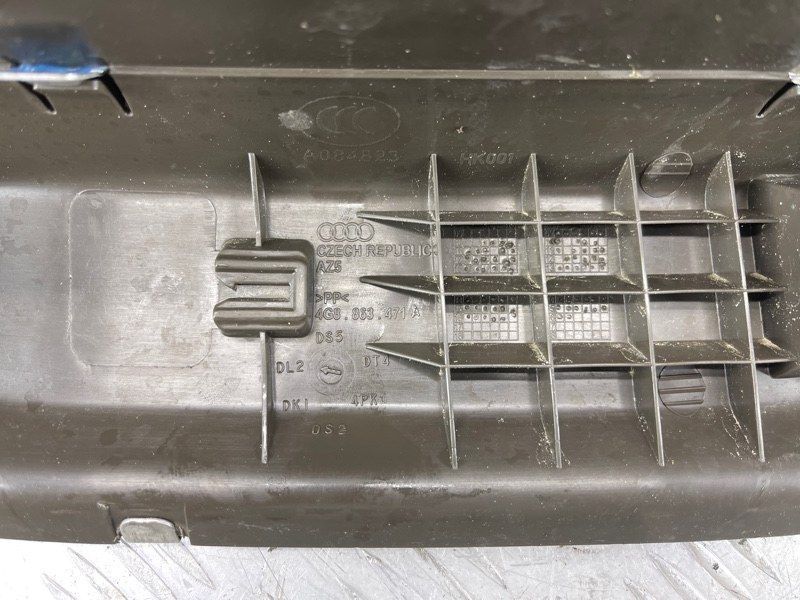 Накладка замка багажника 4G8863471 Audi A7