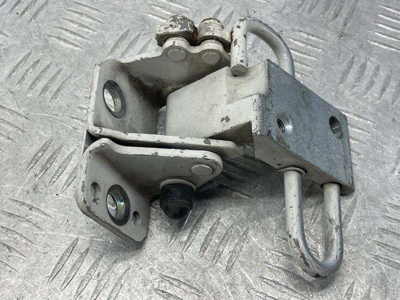 Петля дверей нижня 3C8833412B Volkswagen CC
