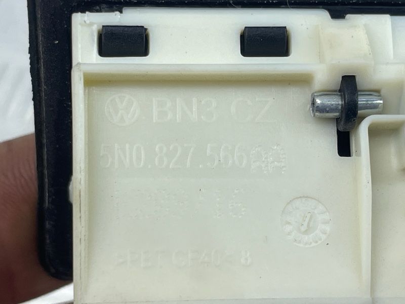 Кнопка замка кришки багажника з камерою 5N0827566AA Audi Q3