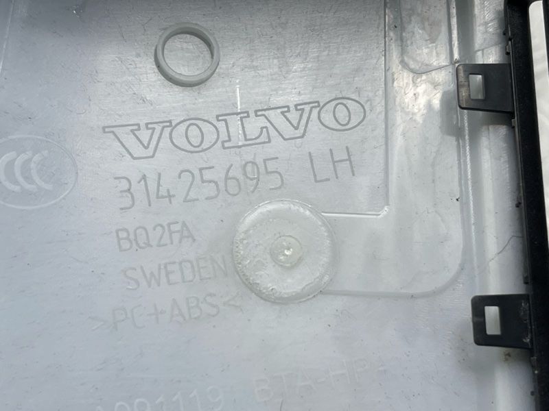 Облицювання стійки Volvo XC60