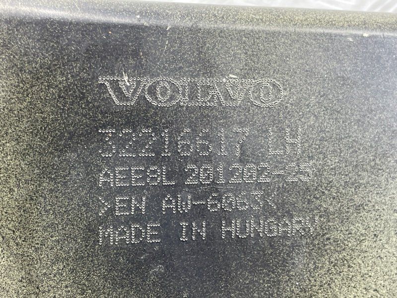Кронштейн підсилювача бампера 32216617 Volvo XC60