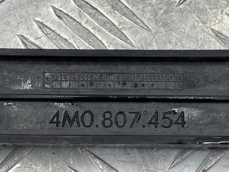 Направляющая заднего бампера 4M0807454 Audi Q7
