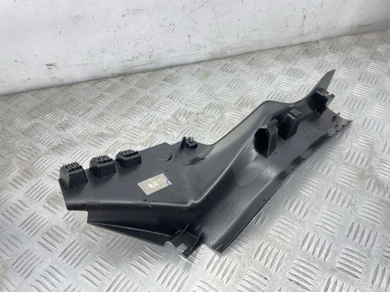 Облицювання порога Polestar 2