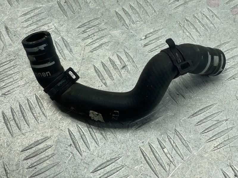 Патрубок системи охолодження 8W0145930C Audi A6