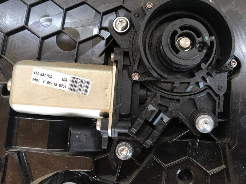 Приводной блок двери левый 4F0837059 Audi S8 Audi A6, Audi A7, Audi A8, Audi Q7, Audi RS7, Audi S6, Audi S7, Audi S8, Audi SQ7