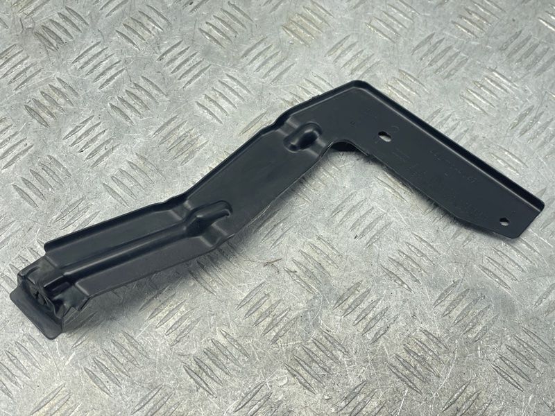 Кронштейн заднего бампера 8W5807329A Audi A4