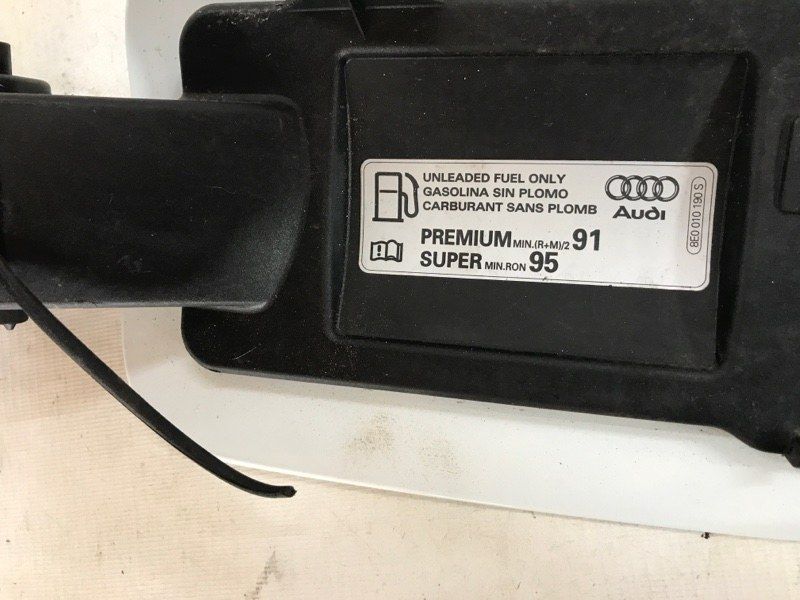 Корпус лючка кришки паливного бака в зборі 8E0010190S Audi A6