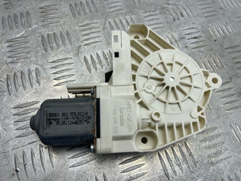 Електродвигун склопідйомника задній правий 8K0959812A Audi A4 Audi A4, Audi A4 Allroad, Audi A6, Audi Q3, Audi Q5, Audi S4, Audi S6, Audi SQ5, Porsche Cayenne, Volkswagen Touareg