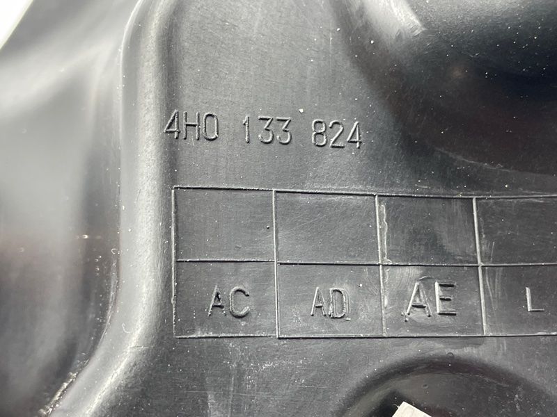 Корпус повітряного фільтра Audi A8