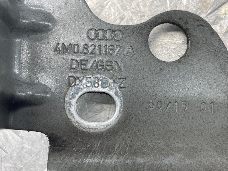 Кронштейн крыла 4M0821167A Audi Q7
