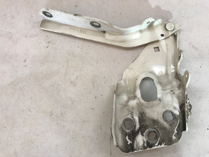 Петля капота 7P6823302 Volkswagen Touareg