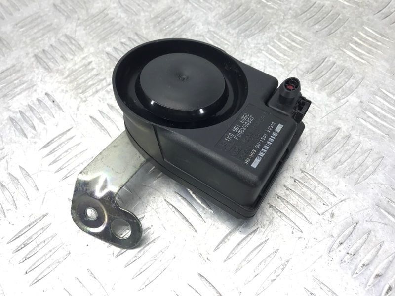 Сирена системи антивикрадення 1K0951605C Audi A6 Audi A3, Audi A4, Audi A4 Allroad, Audi A5, Audi A6, Audi A7, Audi A8, Audi Q3, Audi Q5, Audi Q7, Audi R8, Audi RS5, Audi RS7, Audi S4, Audi S5, Audi S6, Audi S7, Audi S8, Audi SQ5, Audi TT, Audi TT RS, Audi TTS, Porsche 718 Spyder, Porsche 911, Porsche Cayenne, Porsche Macan, Porsche Panamera, Volkswagen Beetle, Volkswagen CC, Volkswagen Eos, Volkswagen Golf, Volkswagen Golf R, Volkswagen GTI, Volkswagen Jetta, Volkswagen Tiguan, Volkswagen Touareg