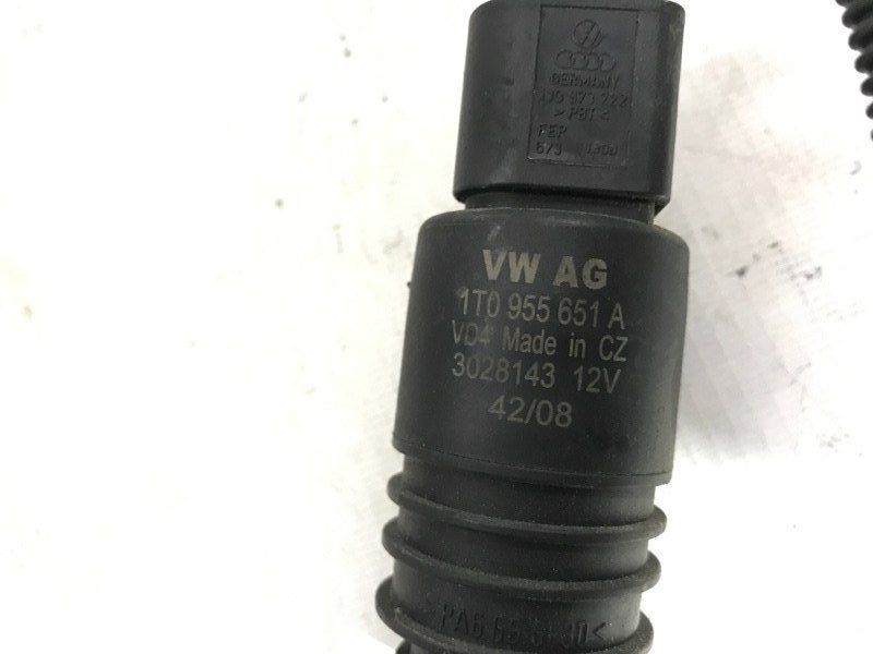 Насос омивача скла 1T0955651A Audi A6 Audi A3, Audi A3 e-tron, Audi A4, Audi A4 Allroad, Audi A6, Audi A6 Allroad, Audi A7, Audi A8, Audi e-tron, Audi e-tron GT, Audi e-tron S, Audi Q3, Audi Q4 e-tron, Audi Q5, Audi Q7, Audi Q8, Audi Q8 e-tron, Audi RS3, Audi RS6 Avant, Audi RS7, Audi RS e-tron GT, Audi RS Q8, Audi S3, Audi S4, Audi S6, Audi S7, Audi S8, Audi SQ5, Audi SQ7, Audi SQ8, Audi SQ8 e-tron, Volkswagen Atlas, Volkswagen Atlas Cross Sport, Volkswagen e-Golf, Volkswagen Golf, Volkswagen Golf Alltrack, Volkswagen Golf R, Volkswagen Golf SportWagen, Volkswagen GTI, Volkswagen ID.4, Volkswagen Jetta, Volkswagen Passat, Volkswagen R32, Volkswagen Rabbit, Volkswagen Taos, Volkswagen Tiguan, Volkswagen Tiguan Limited, Volkswagen Touareg