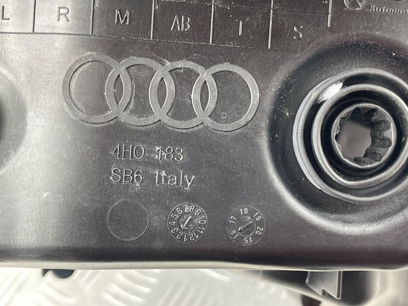 Корпус повітряного фільтра Audi A8
