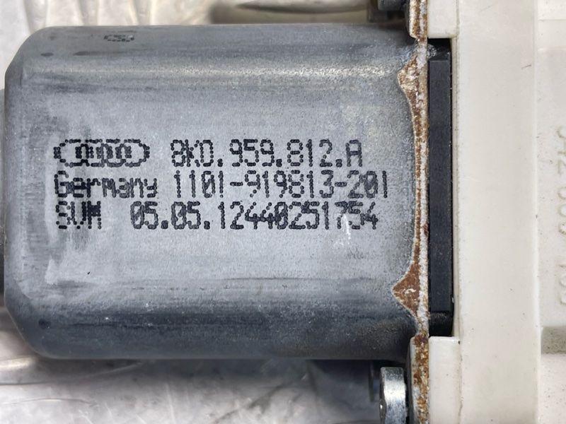 Електродвигун склопідйомника задній правий 8K0959812A Audi A4 Audi A4, Audi A4 Allroad, Audi A6, Audi Q3, Audi Q5, Audi S4, Audi S6, Audi SQ5, Porsche Cayenne, Volkswagen Touareg