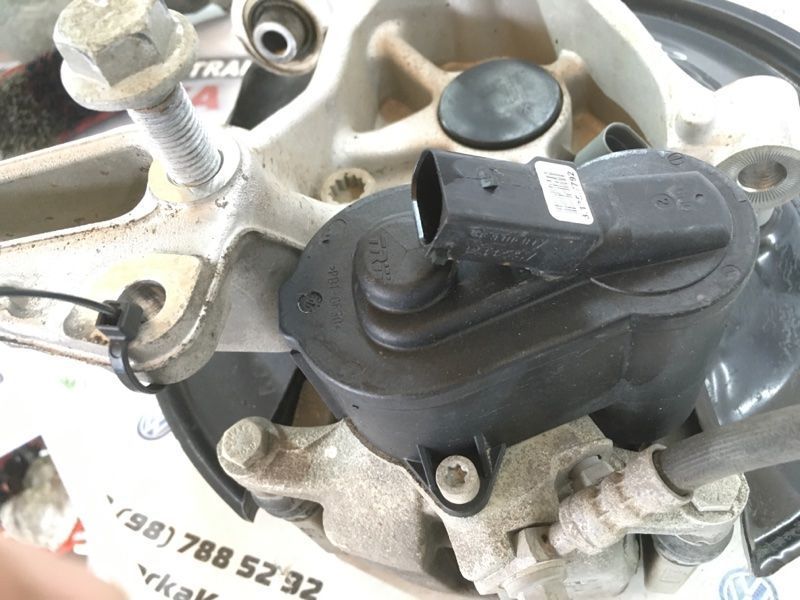 Суппорт тормозной 5N0615403 Volkswagen CC