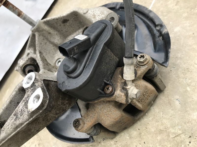 Суппорт тормозной 5N0615404 Volkswagen Tiguan