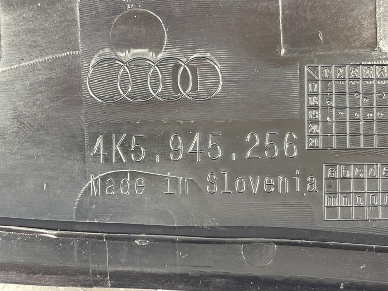 Накладка заднього ліхтаря 4K5945256 Audi A6