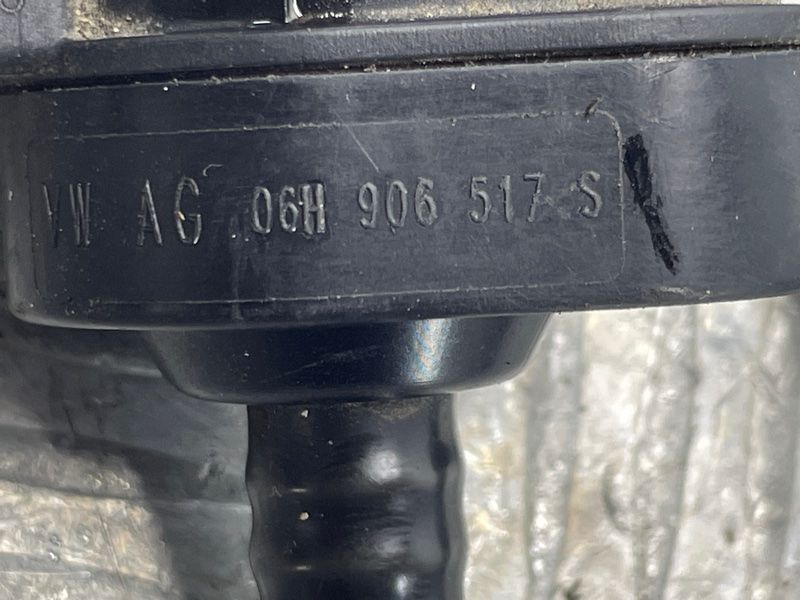 Cоединительная трубка с клапаном адсорбера 06E133781J Audi Q7