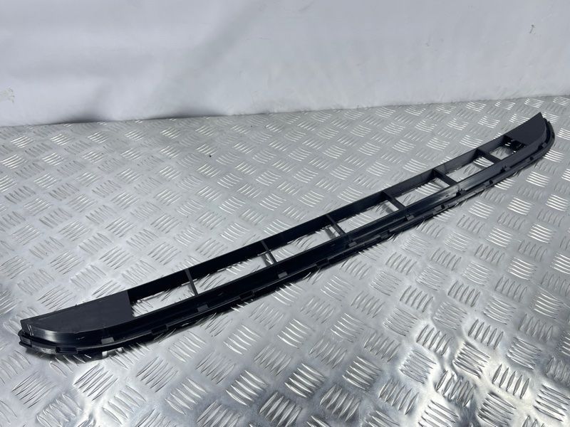 Решітка переднього бампера центральна нижня 7P6853673 Volkswagen Touareg Volkswagen Touareg