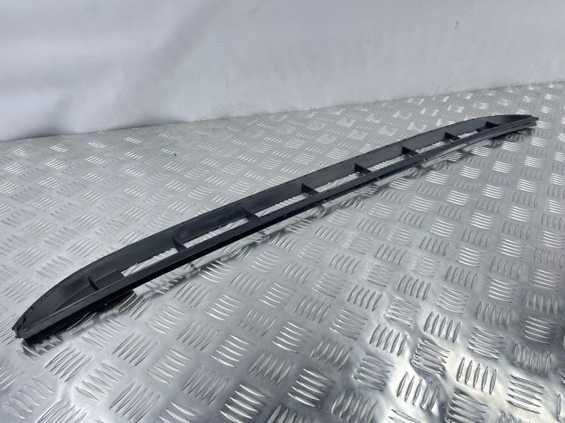 Решітка переднього бампера центральна нижня 7P6853673 Volkswagen Touareg Volkswagen Touareg