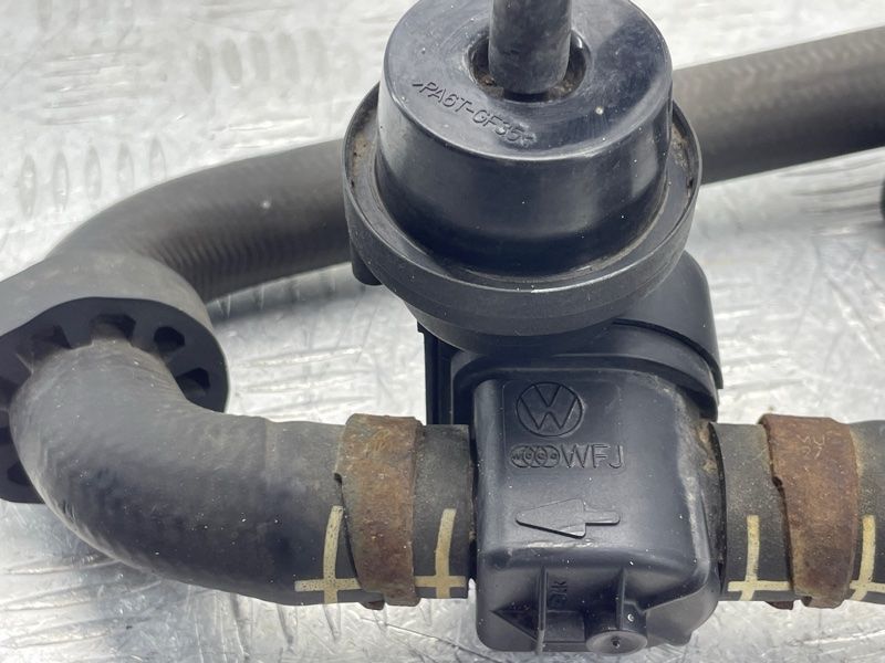 Шланг ОЖ с клапаном 7P0122049H Volkswagen Touareg