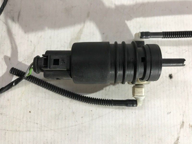 Насос омивача скла 1T0955651A Audi A6 Audi A3, Audi A3 e-tron, Audi A4, Audi A4 Allroad, Audi A6, Audi A6 Allroad, Audi A7, Audi A8, Audi e-tron, Audi e-tron GT, Audi e-tron S, Audi Q3, Audi Q4 e-tron, Audi Q5, Audi Q7, Audi Q8, Audi Q8 e-tron, Audi RS3, Audi RS6 Avant, Audi RS7, Audi RS e-tron GT, Audi RS Q8, Audi S3, Audi S4, Audi S6, Audi S7, Audi S8, Audi SQ5, Audi SQ7, Audi SQ8, Audi SQ8 e-tron, Volkswagen Atlas, Volkswagen Atlas Cross Sport, Volkswagen e-Golf, Volkswagen Golf, Volkswagen Golf Alltrack, Volkswagen Golf R, Volkswagen Golf SportWagen, Volkswagen GTI, Volkswagen ID.4, Volkswagen Jetta, Volkswagen Passat, Volkswagen R32, Volkswagen Rabbit, Volkswagen Taos, Volkswagen Tiguan, Volkswagen Tiguan Limited, Volkswagen Touareg