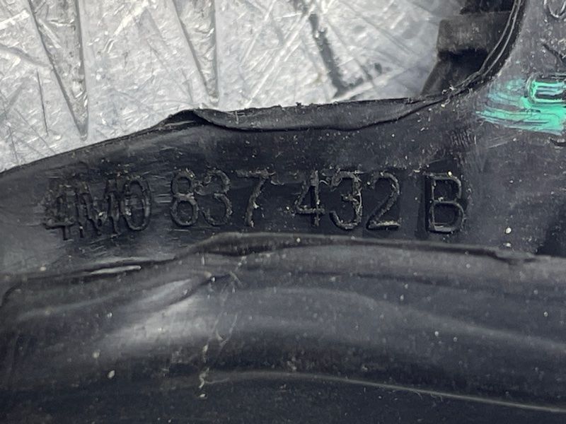 Направляюча скла дверей 4M0837432B Audi Q7