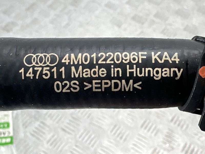 Патрубок системи охолодження 4M0122096F Audi Q7