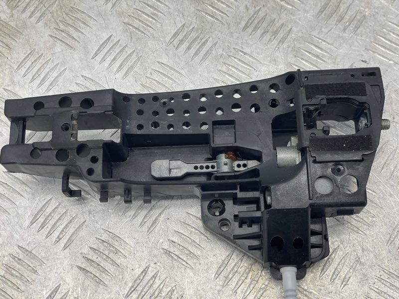 Кронштейн ручки 8U0837885 Audi Q3