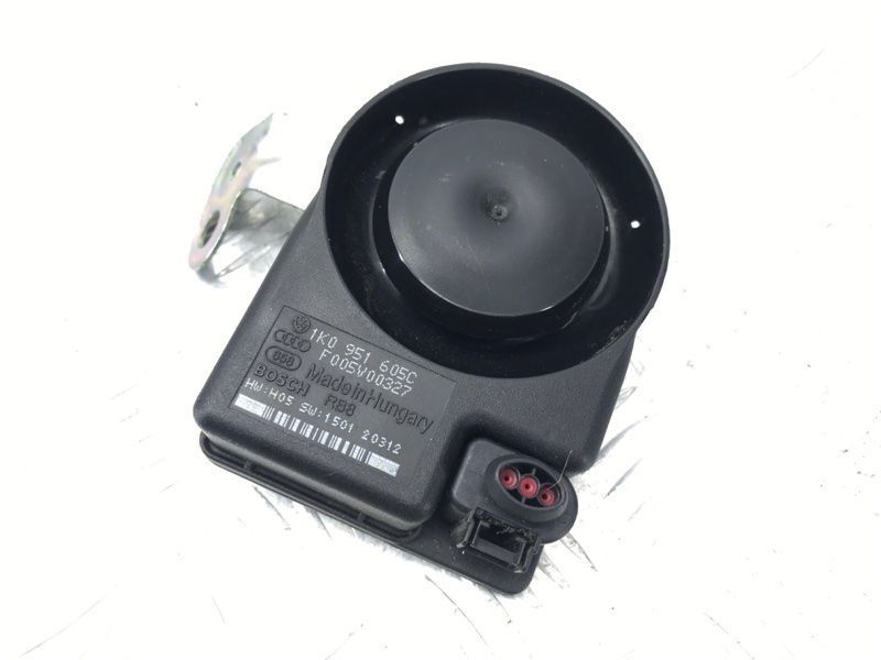 Сирена системи антивикрадення 1K0951605C Audi A6 Audi A3, Audi A4, Audi A4 Allroad, Audi A5, Audi A6, Audi A7, Audi A8, Audi Q3, Audi Q5, Audi Q7, Audi R8, Audi RS5, Audi RS7, Audi S4, Audi S5, Audi S6, Audi S7, Audi S8, Audi SQ5, Audi TT, Audi TT RS, Audi TTS, Porsche 718 Spyder, Porsche 911, Porsche Cayenne, Porsche Macan, Porsche Panamera, Volkswagen Beetle, Volkswagen CC, Volkswagen Eos, Volkswagen Golf, Volkswagen Golf R, Volkswagen GTI, Volkswagen Jetta, Volkswagen Tiguan, Volkswagen Touareg