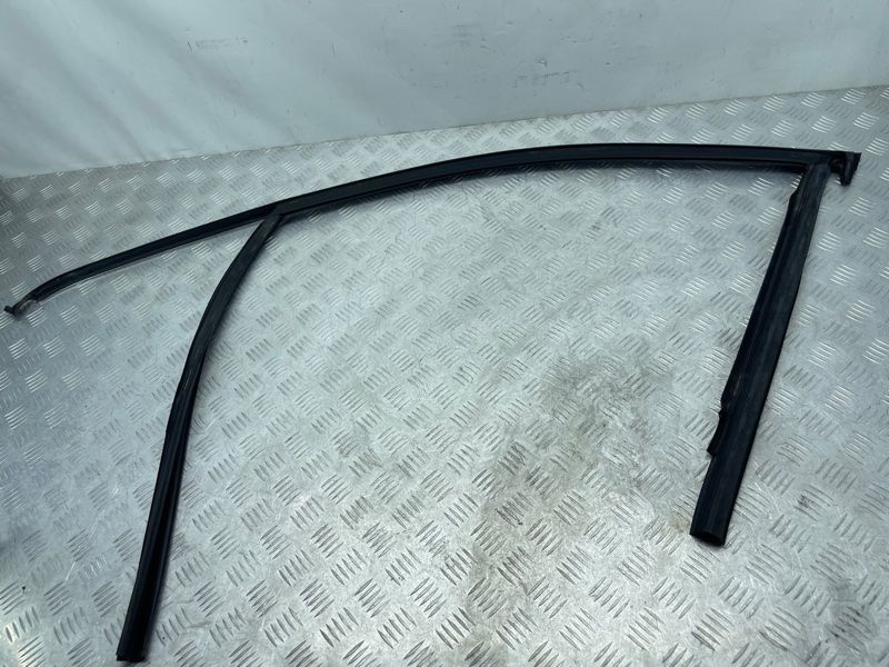 Направляюча скла дверей 4M0837432B Audi Q7
