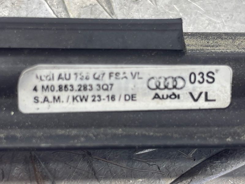 Молдинг / ущільнювач пазу скла 4M08632833Q7 Audi Q7