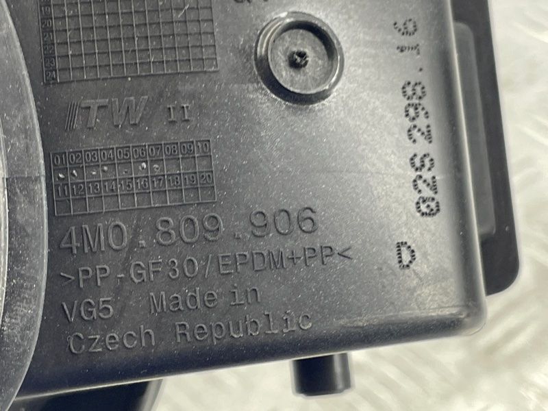 Корпус лючка кришки паливного бака 4M0809906D Audi Q7