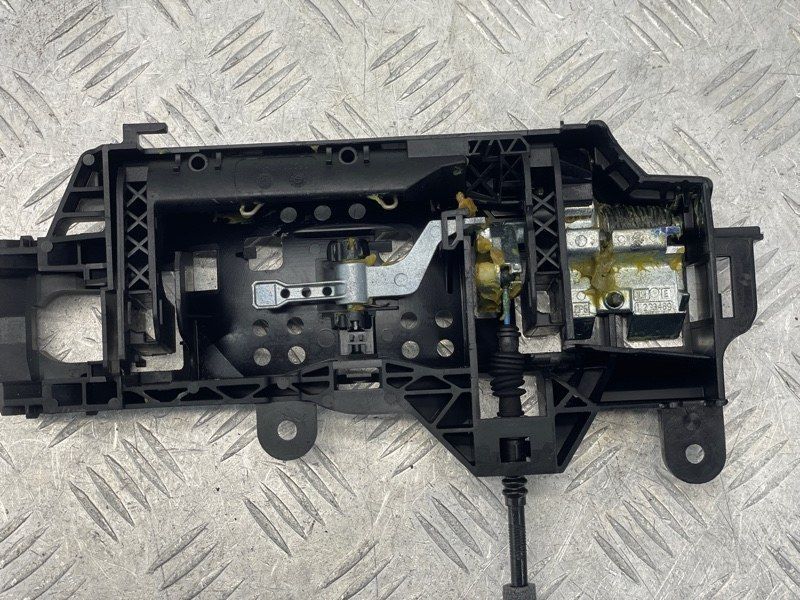 Кронштейн ручки 80AB837811 Audi Q5