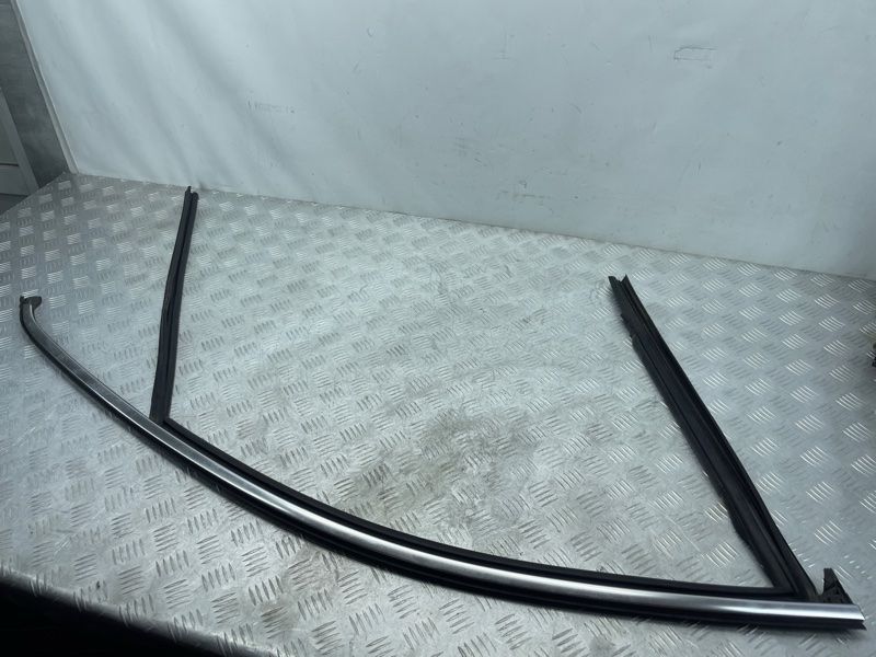 Направляюча скла дверей 4M0837432B Audi Q7